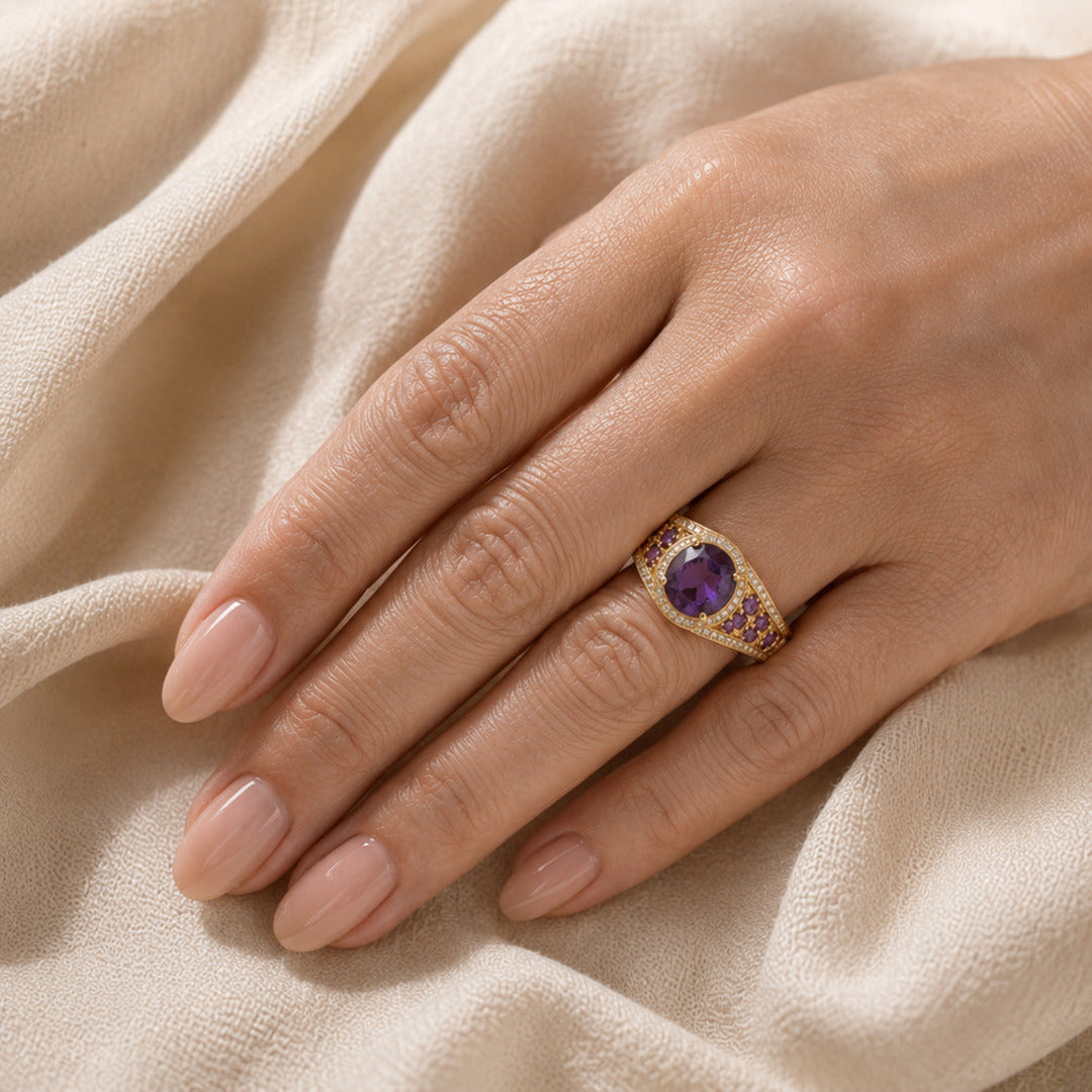 Anello con ametista ovale e zirconi