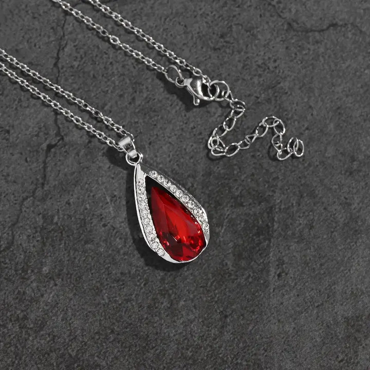 Collana con pendente a goccia in cristallo rosso rubino e argento