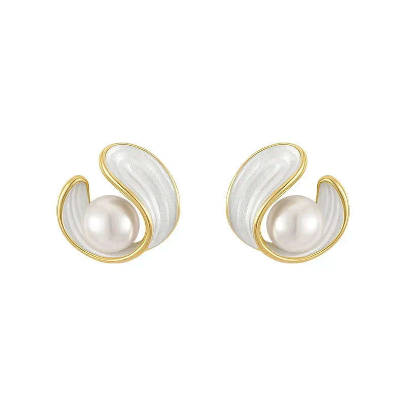 Orecchini dorati con opale bianco e perle