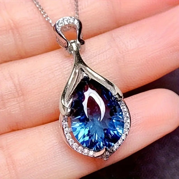 Collana con pendente a goccia blu zaffiro