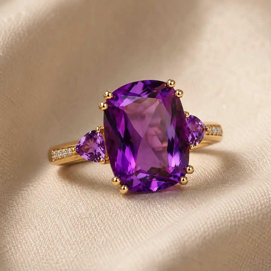 Anello dorato con zircone solitario