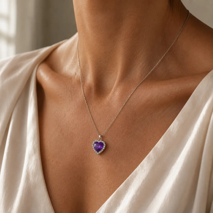 Collana con ciondolo a forma di cuore con dettaglio halo