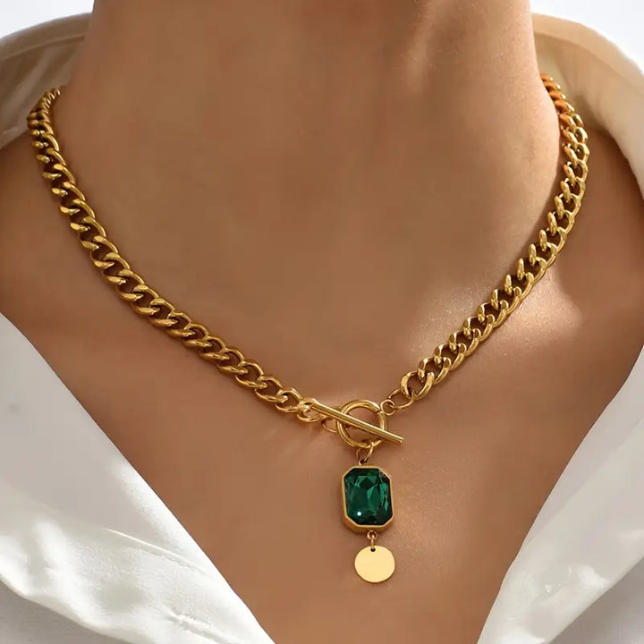 Collana in oro massiccio con pendente in smeraldo