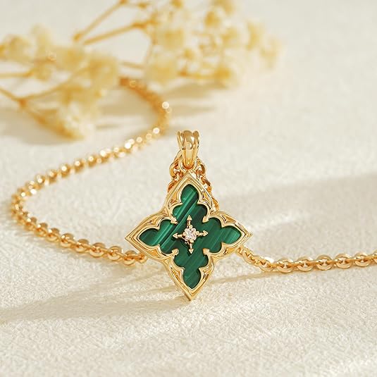Collana con pendente a quadrifoglio con pietra verde smeraldo | Tonalità oro