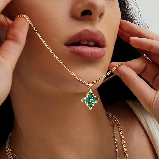 Collana con pendente a quadrifoglio con pietra verde smeraldo | Tonalità oro