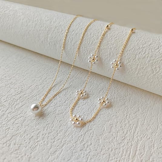 Collana a Strati di Perle con Dettaglio Floreale - Tonalità Oro