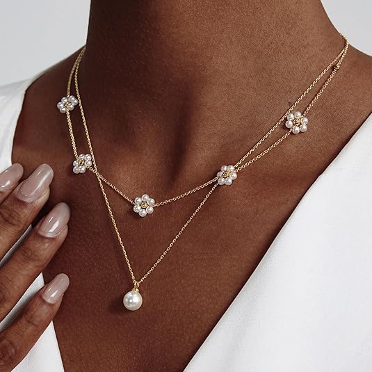 Collana a Strati di Perle con Dettaglio Floreale - Tonalità Oro