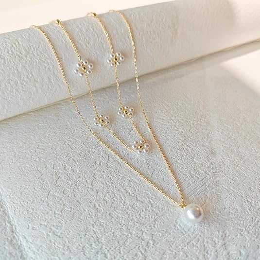 Collana a Strati di Perle con Dettaglio Floreale - Tonalità Oro