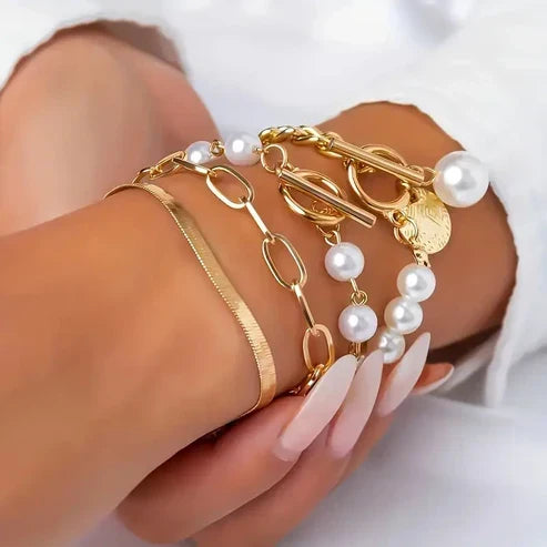 Set di 4 Bracciali in Tonalità Oro con Perle, Catena a Serpente e Dettagli a Maglia