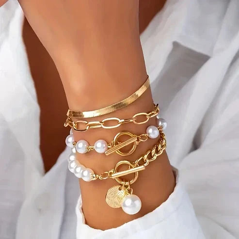 Set di 4 Bracciali in Tonalità Oro con Perle, Catena a Serpente e Dettagli a Maglia