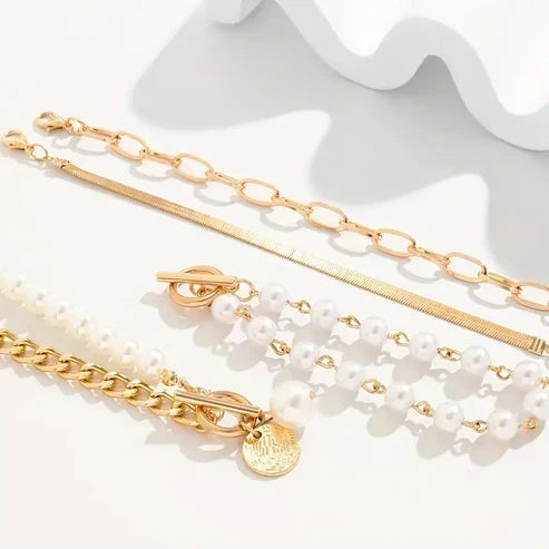 Set di 4 Bracciali in Tonalità Oro con Perle, Catena a Serpente e Dettagli a Maglia