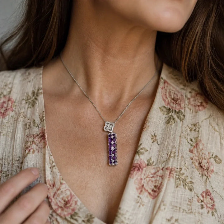 Collana con pendente a forma di piastrella