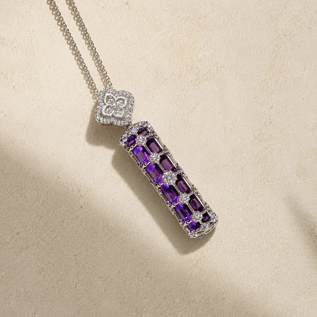 Collana con pendente a forma di piastrella