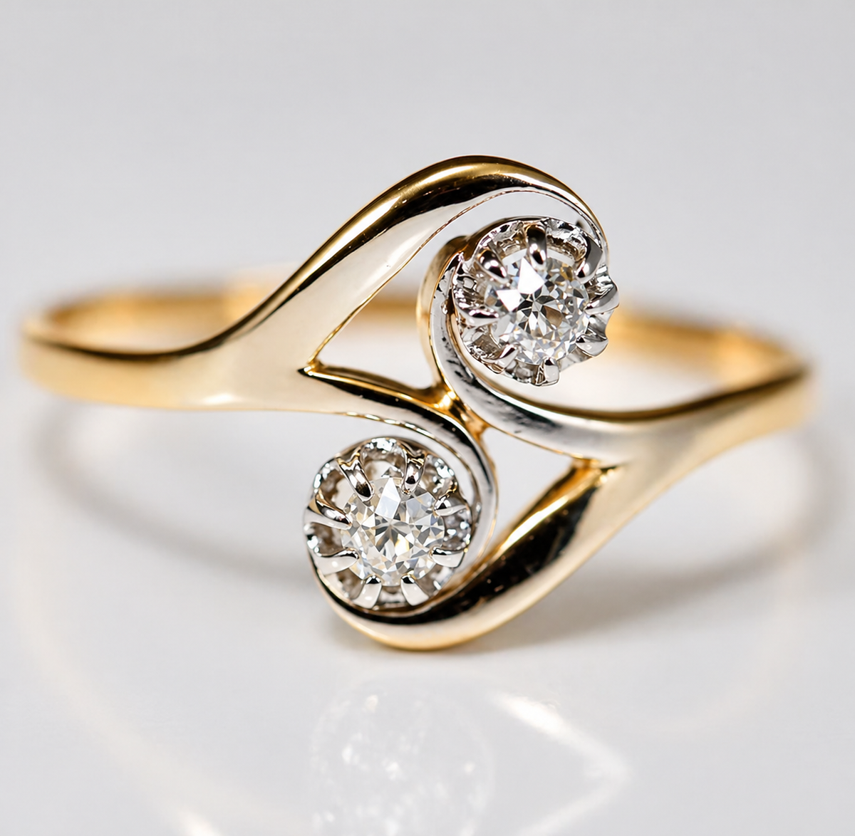 Anello a onda dorato con zirconi