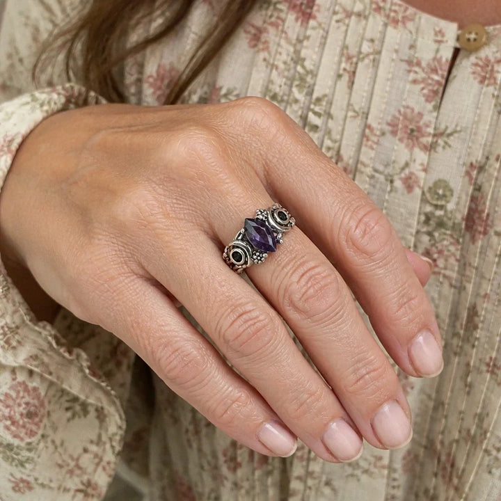 Anello con dettaglio a mezzaluna