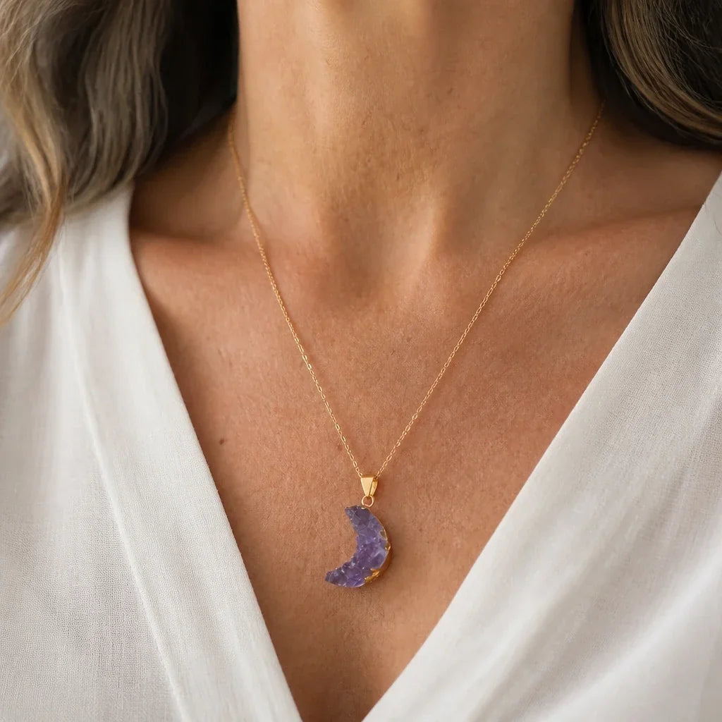 Collana con pendente a forma di luna