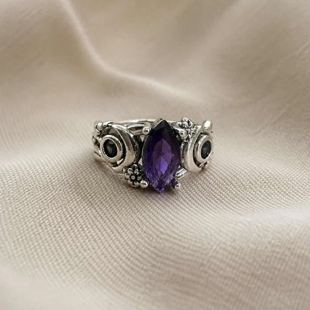 Anello con dettaglio a mezzaluna
