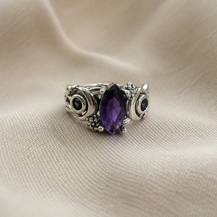 Anello con dettaglio a mezzaluna