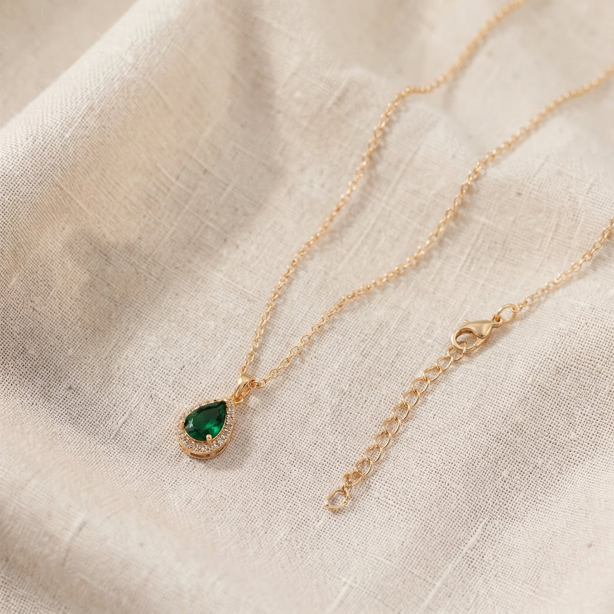 Collana elegante dorata verde smeraldo