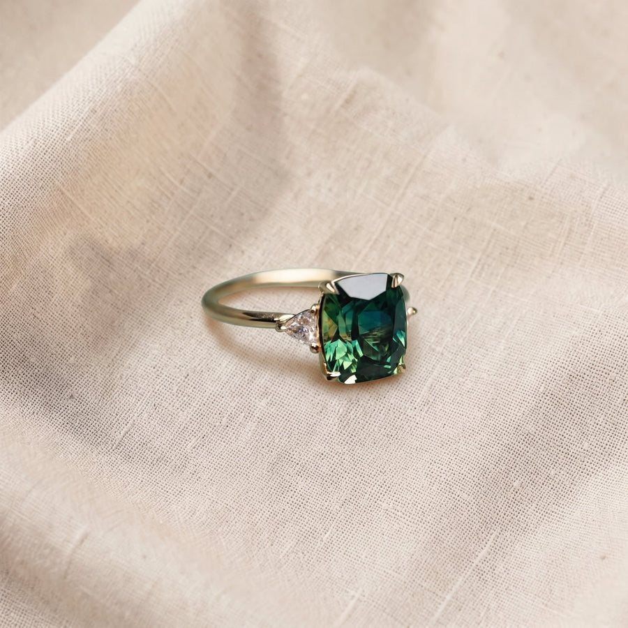 Anello vintage dorato con pietra verde