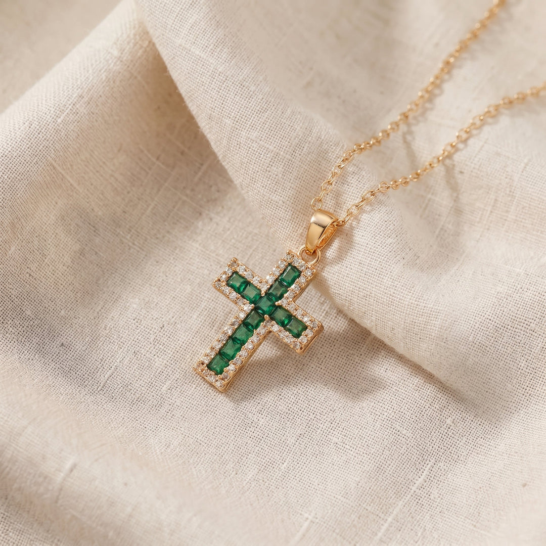 Collana con Pendente a Croce Solene con Smeraldo | Oro