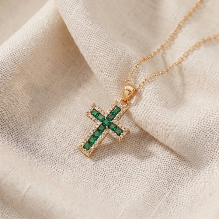 Collana con Pendente a Croce Solene con Smeraldo | Oro