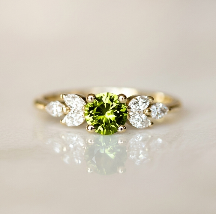 Anello Vintage in Oliva con Cristalli di Zirconia
