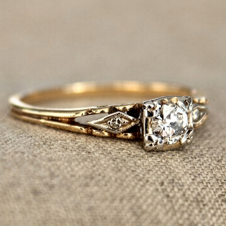 Anello Vintage Delicato in Oro con Cristalli di Zirconia