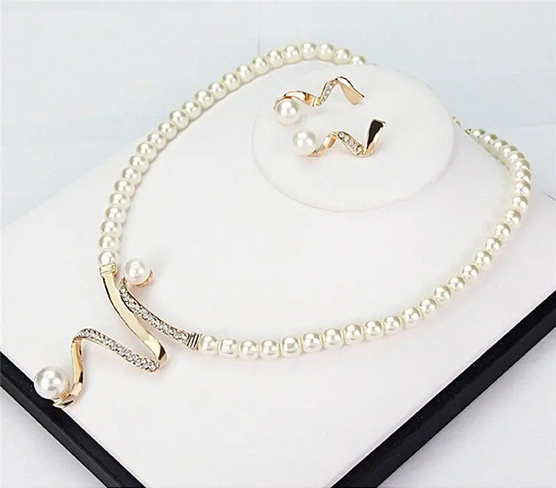 Set di collana e orecchini con perle naturali