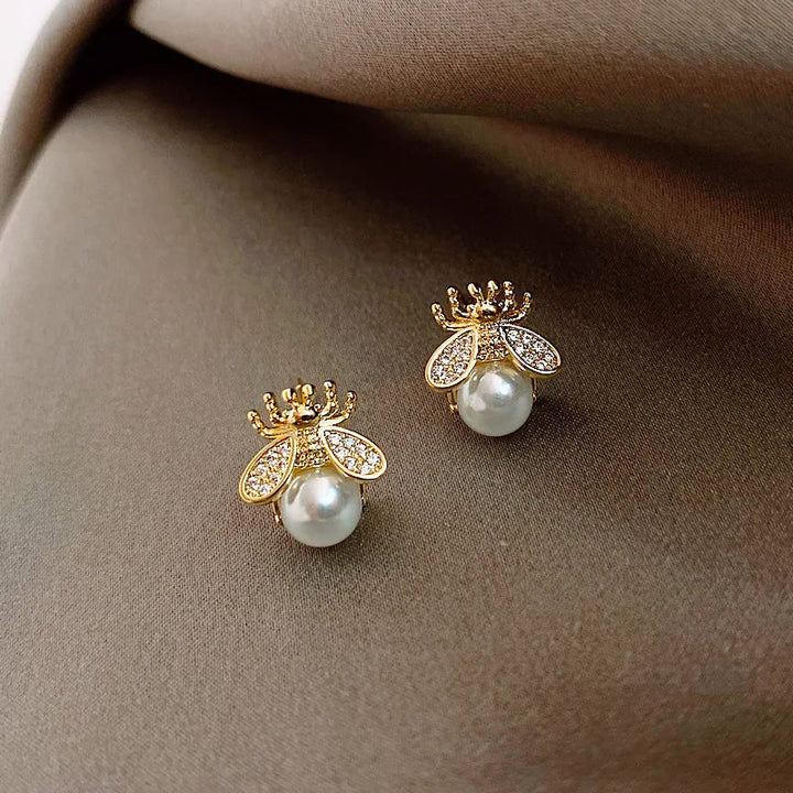 Orecchini a perno a forma di ape regina in perla – Gioielli eleganti in tono oro per donne
