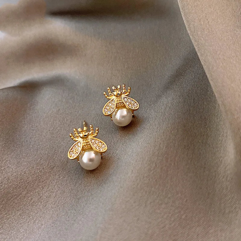 Orecchini a perno a forma di ape regina in perla – Gioielli eleganti in tono oro per donne