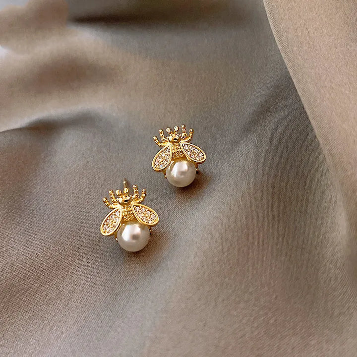 Orecchini a perno a forma di ape regina in perla – Gioielli eleganti in tono oro per donne