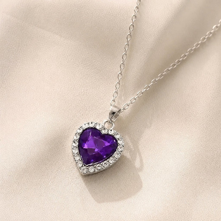 Collana con ciondolo a forma di cuore con dettaglio halo