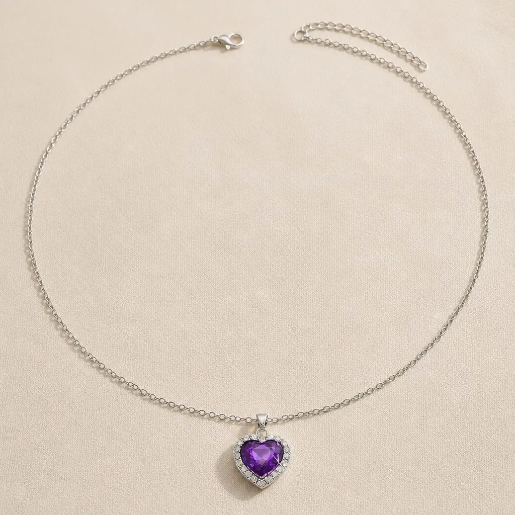 Collana con ciondolo a forma di cuore con dettaglio halo