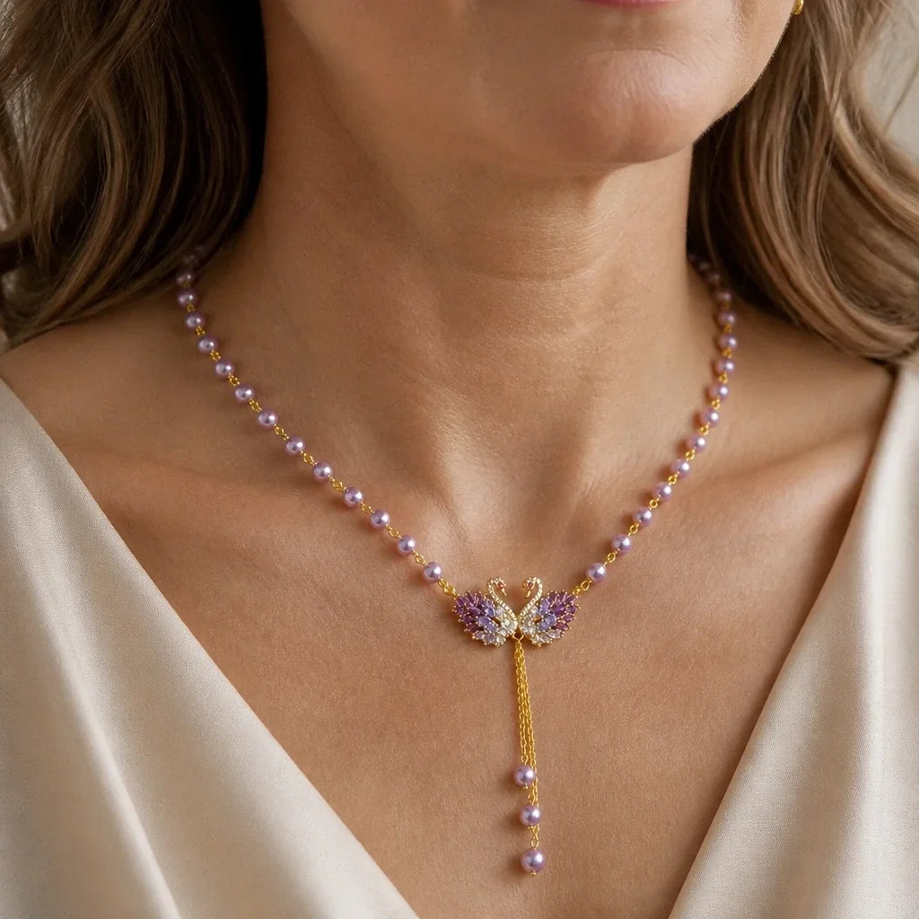 Collana iconica con cigno viola