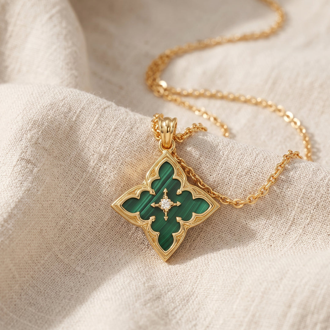 Collana con pendente a quadrifoglio con pietra verde smeraldo | Tonalità oro