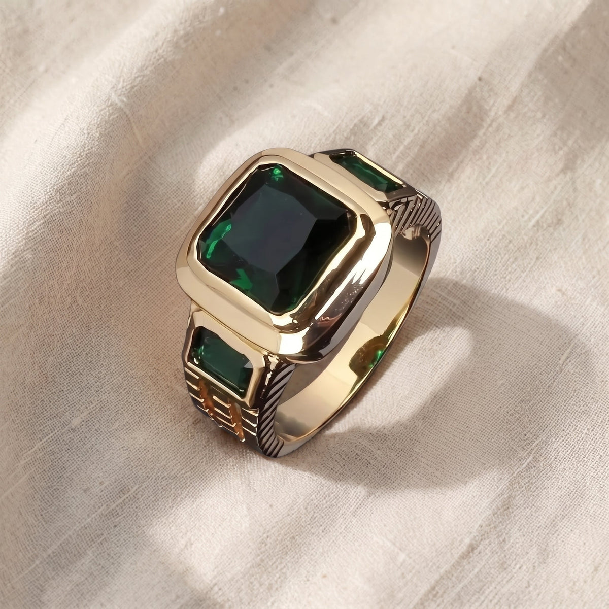Anello Leone dorato con pietra verde smeraldo