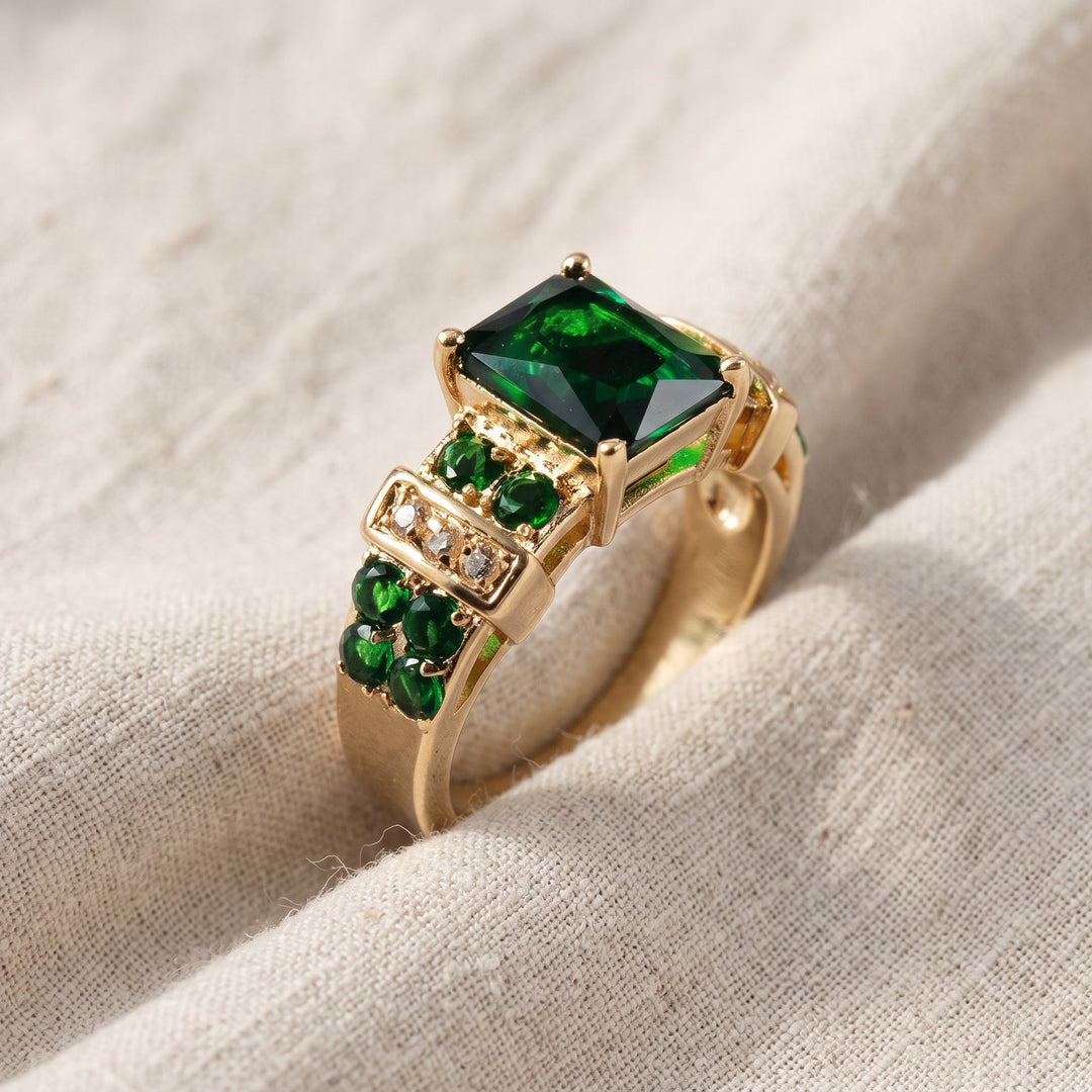 Anello Squisito con Pietra Verde Smeraldo | Colore Oro
