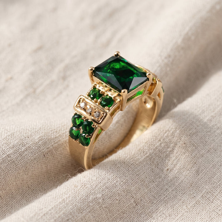 Anello Squisito con Pietra Verde Smeraldo | Colore Oro