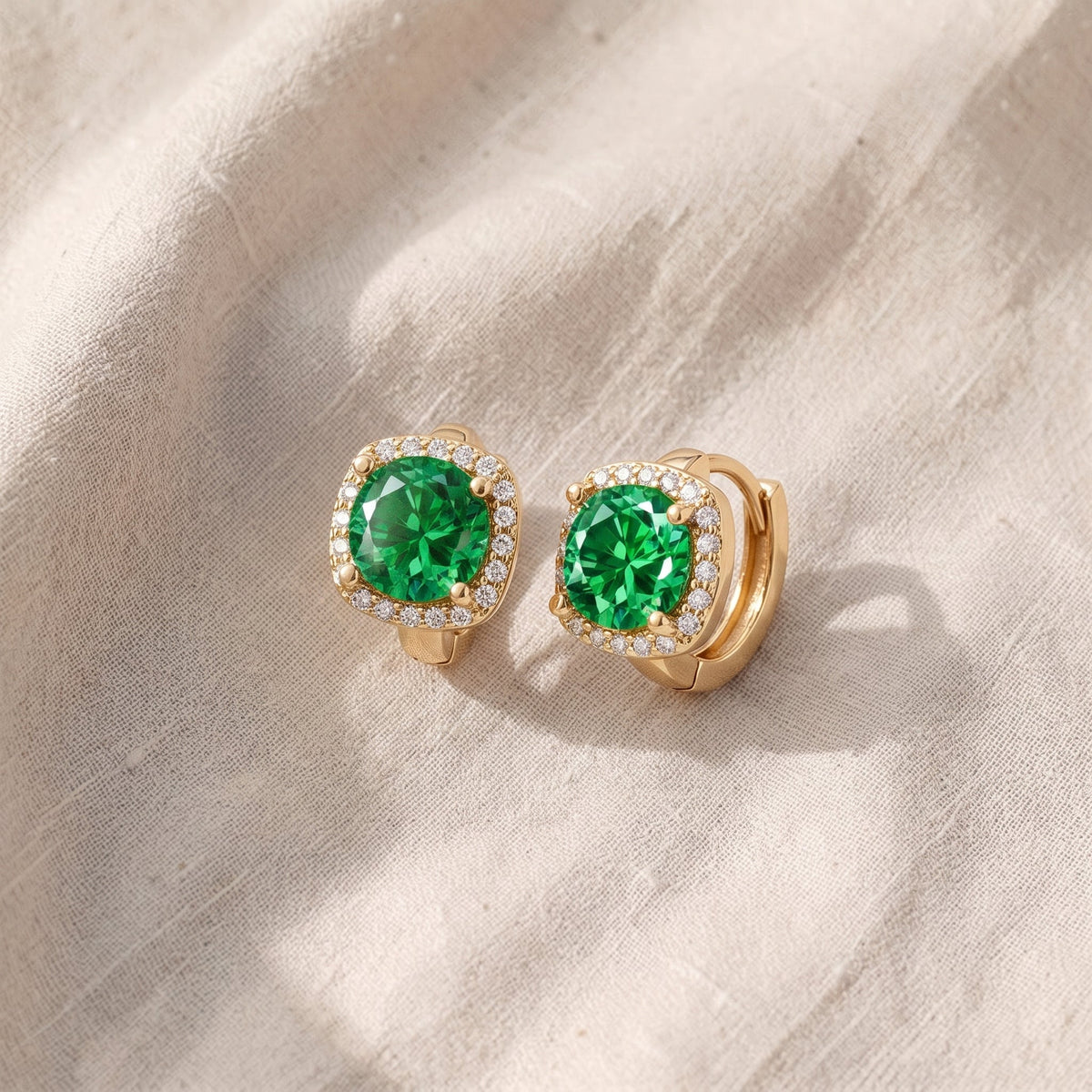 Orecchini Nadia dorati con pietra verde smeraldo
