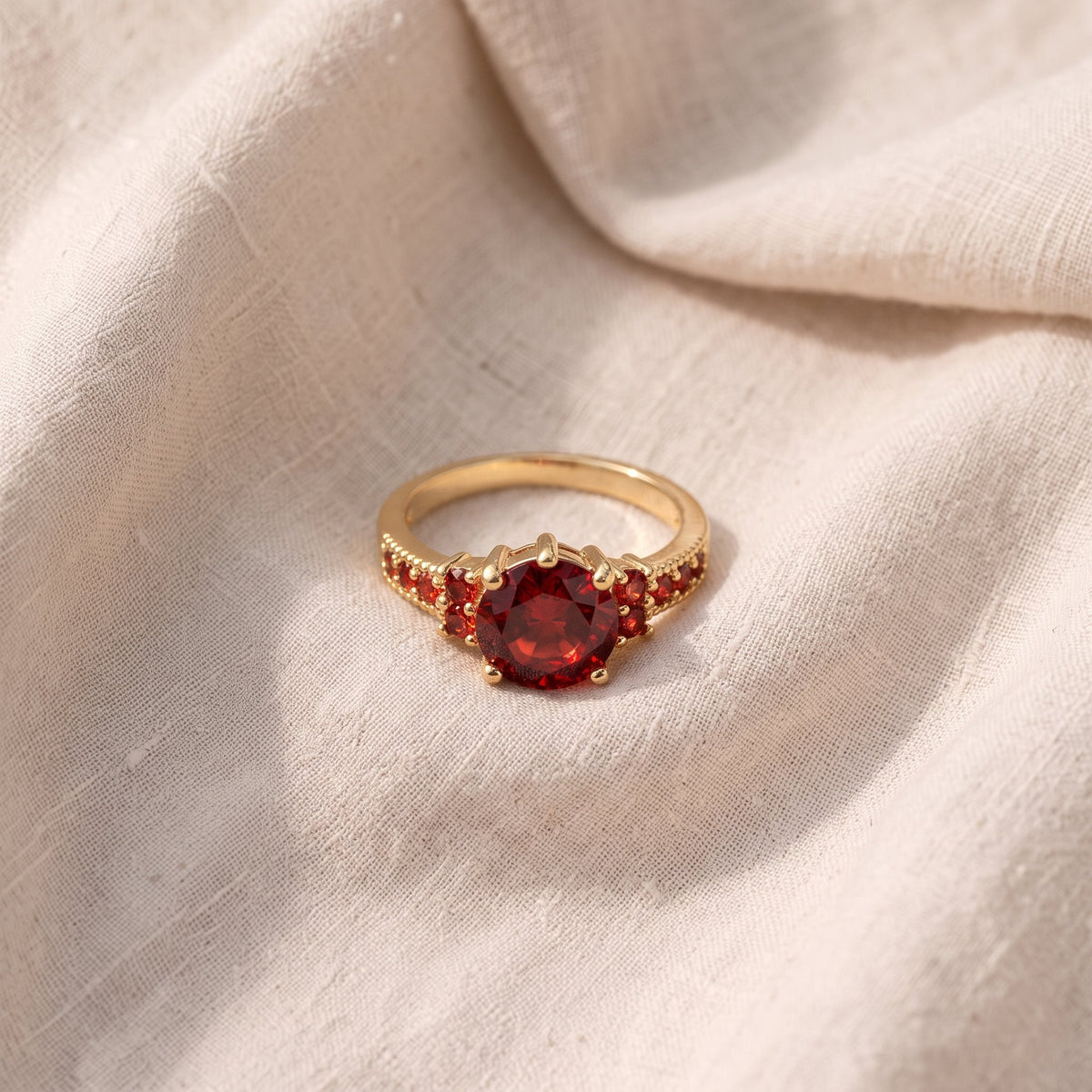 Anello Beatrice dorato rosso rubino