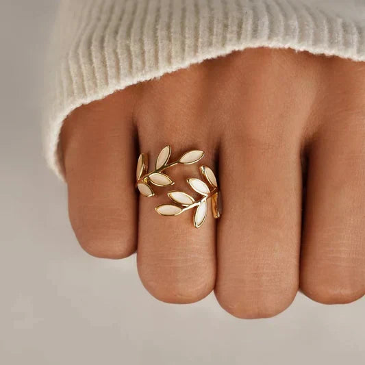 Anello podestà con opale bianco a forma di foglia