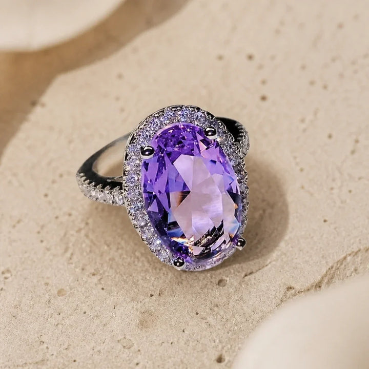 Anello in argento con ametista ovale e zirconi