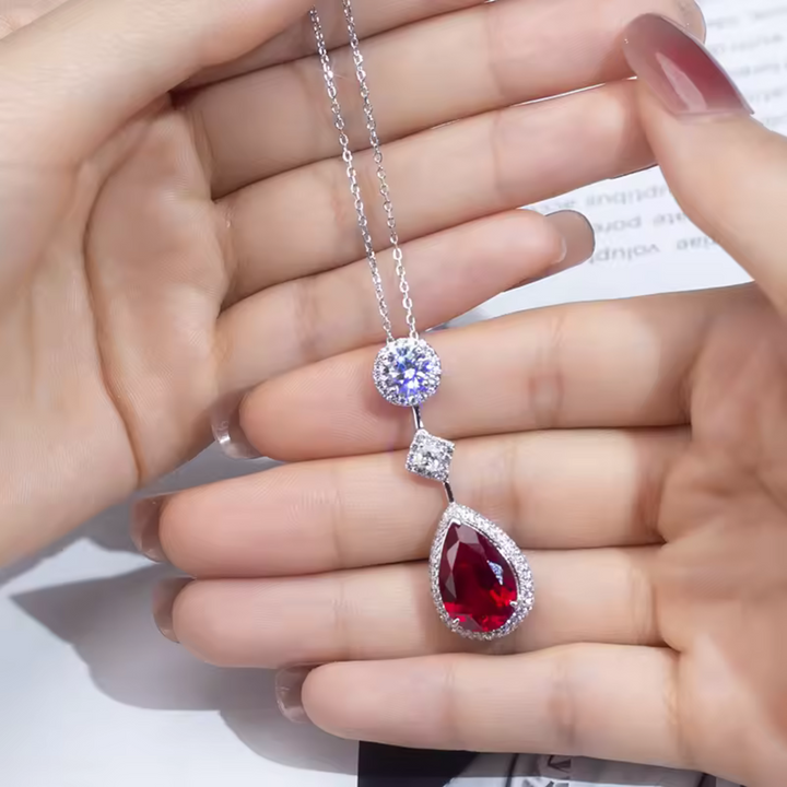 Collana pendente con lacrima di rubino e halo di cristallo