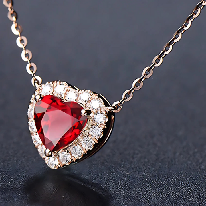 Collana rosa dorata con pendente a forma di cuore di rubino