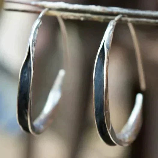 Orecchini a cerchio rotondi e di impatto
