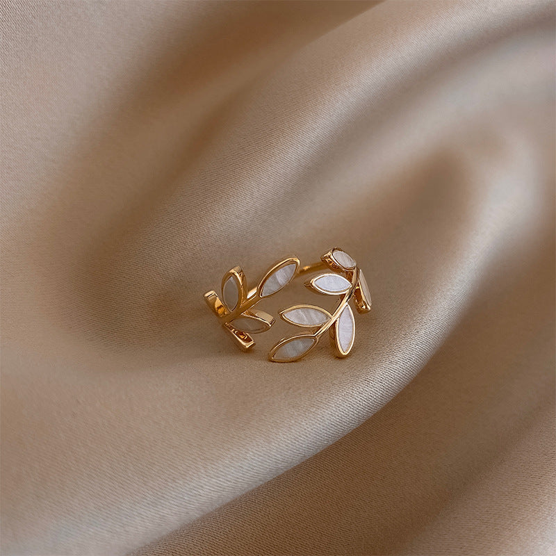 Anello podestà con opale bianco a forma di foglia