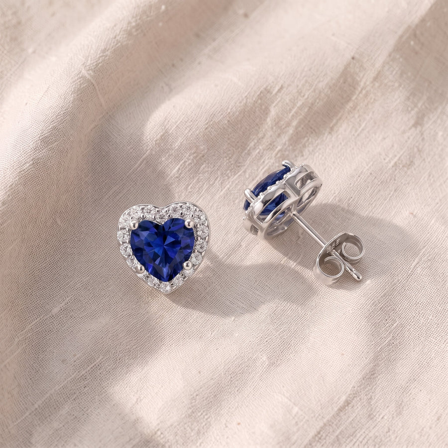 Orecchini a perno cuore con zirconi blu argentati