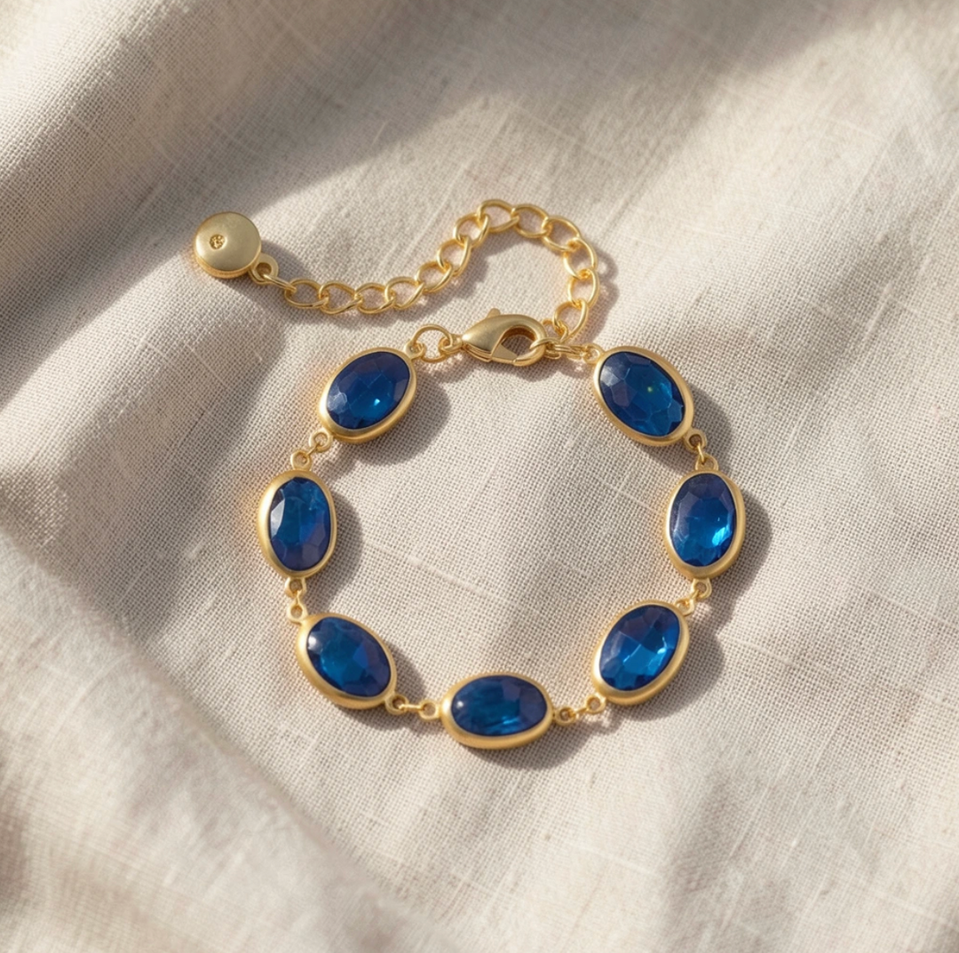 Bracciale a catena dorato con zaffiri ovali