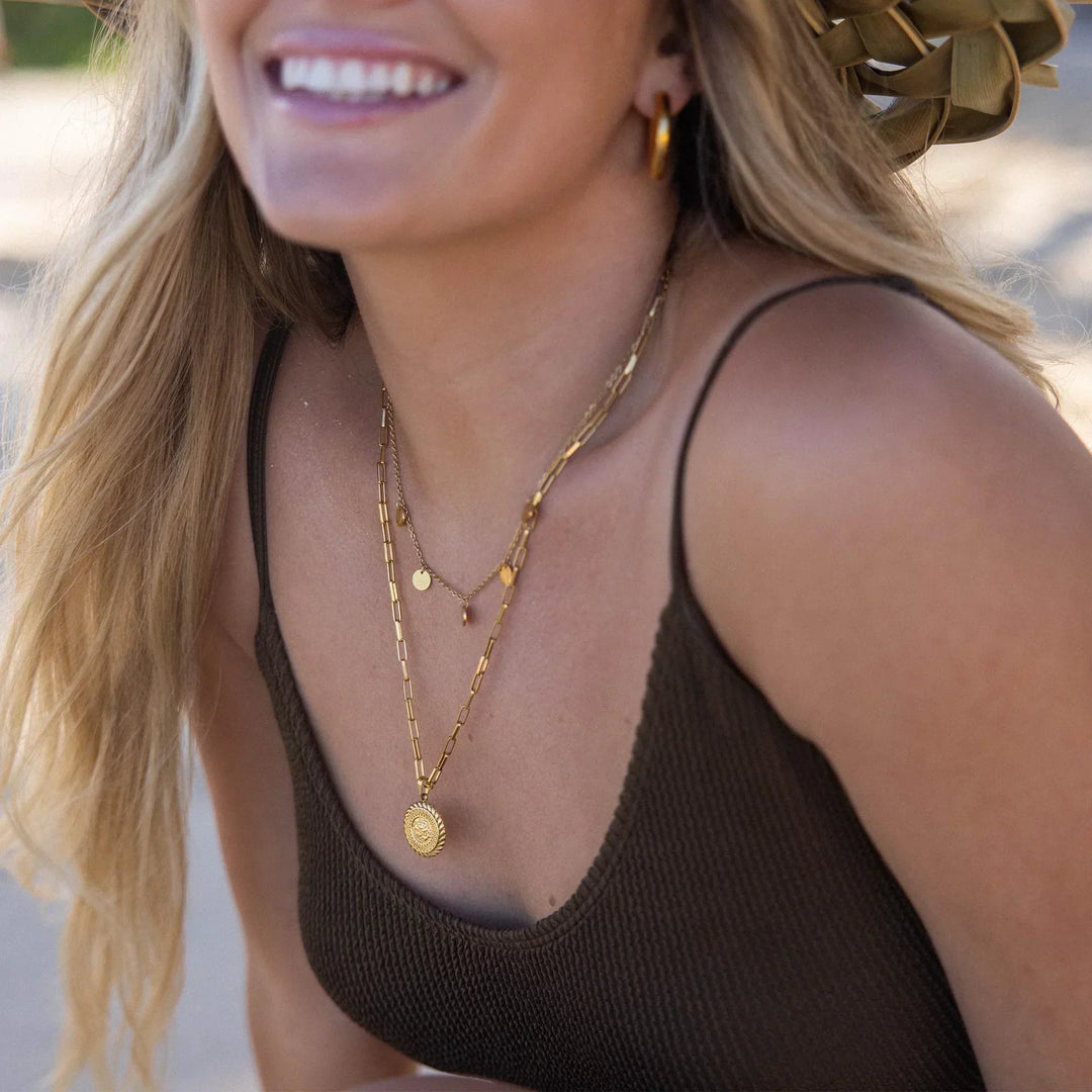 Collana dorata delicata con dischi multipli